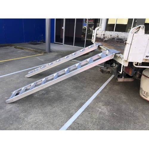 2 Tonne 2.4 Metre X 280Mm Aluminium Loading Ramps Heavy Duty Rubber Track Use