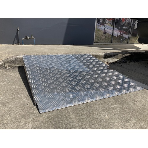 Ramptec Aluminium Adjustable Threshold Ramp 90Cm X 90Cm 272Kg Capacity - Checker Plate